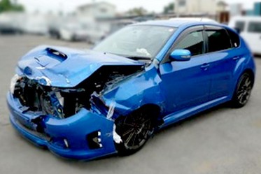 事故で動かなくなった車